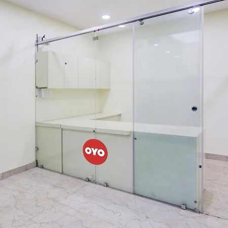 Oyo White House Hotell Noida Exteriör bild