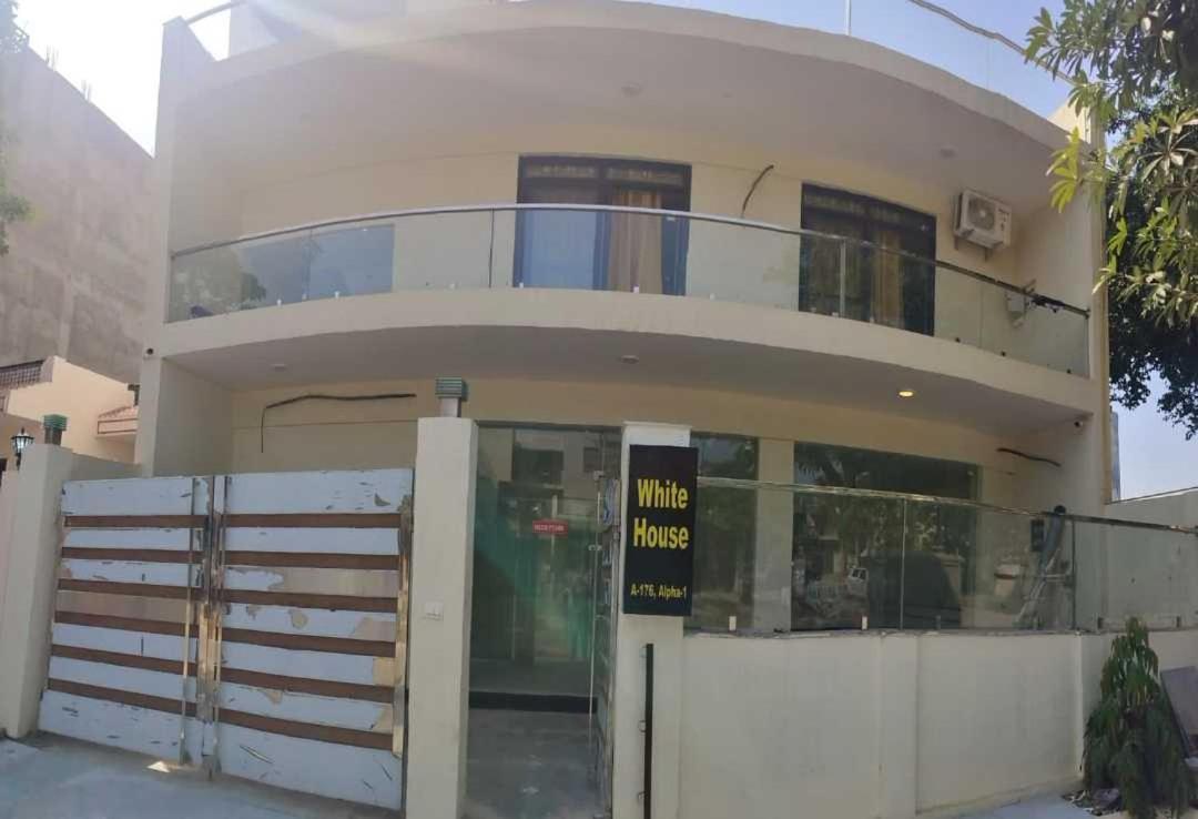 Oyo White House Hotell Noida Exteriör bild
