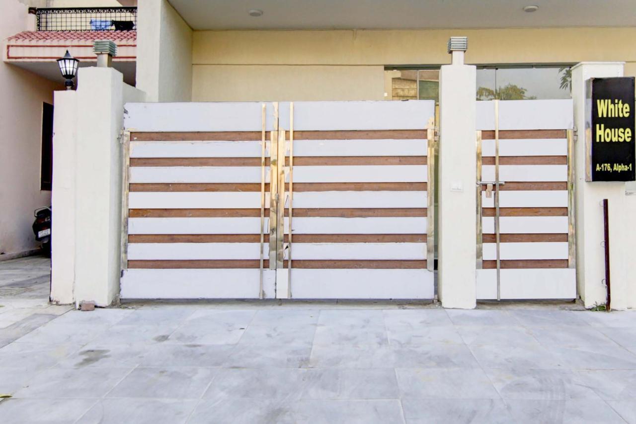 Oyo White House Hotell Noida Exteriör bild