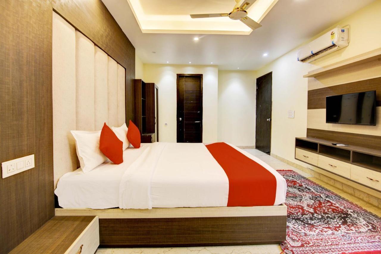 Oyo White House Hotell Noida Exteriör bild