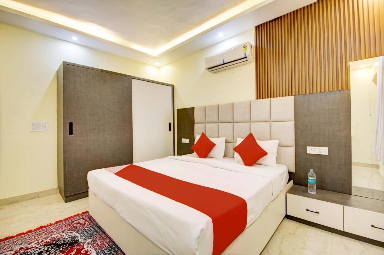 Oyo White House Hotell Noida Exteriör bild