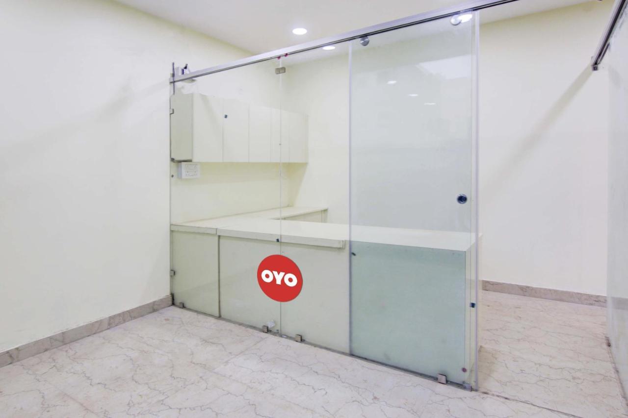 Oyo White House Hotell Noida Exteriör bild