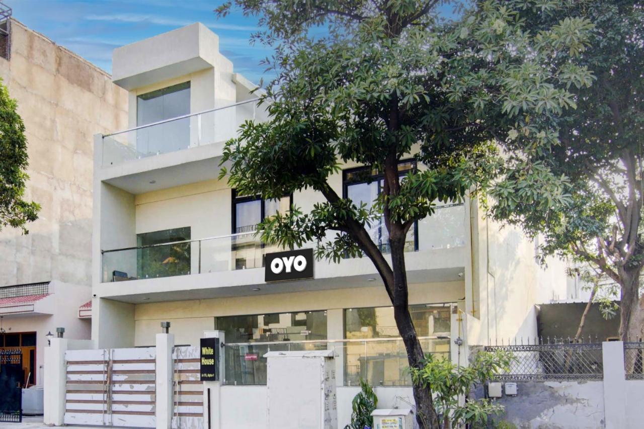 Oyo White House Hotell Noida Exteriör bild