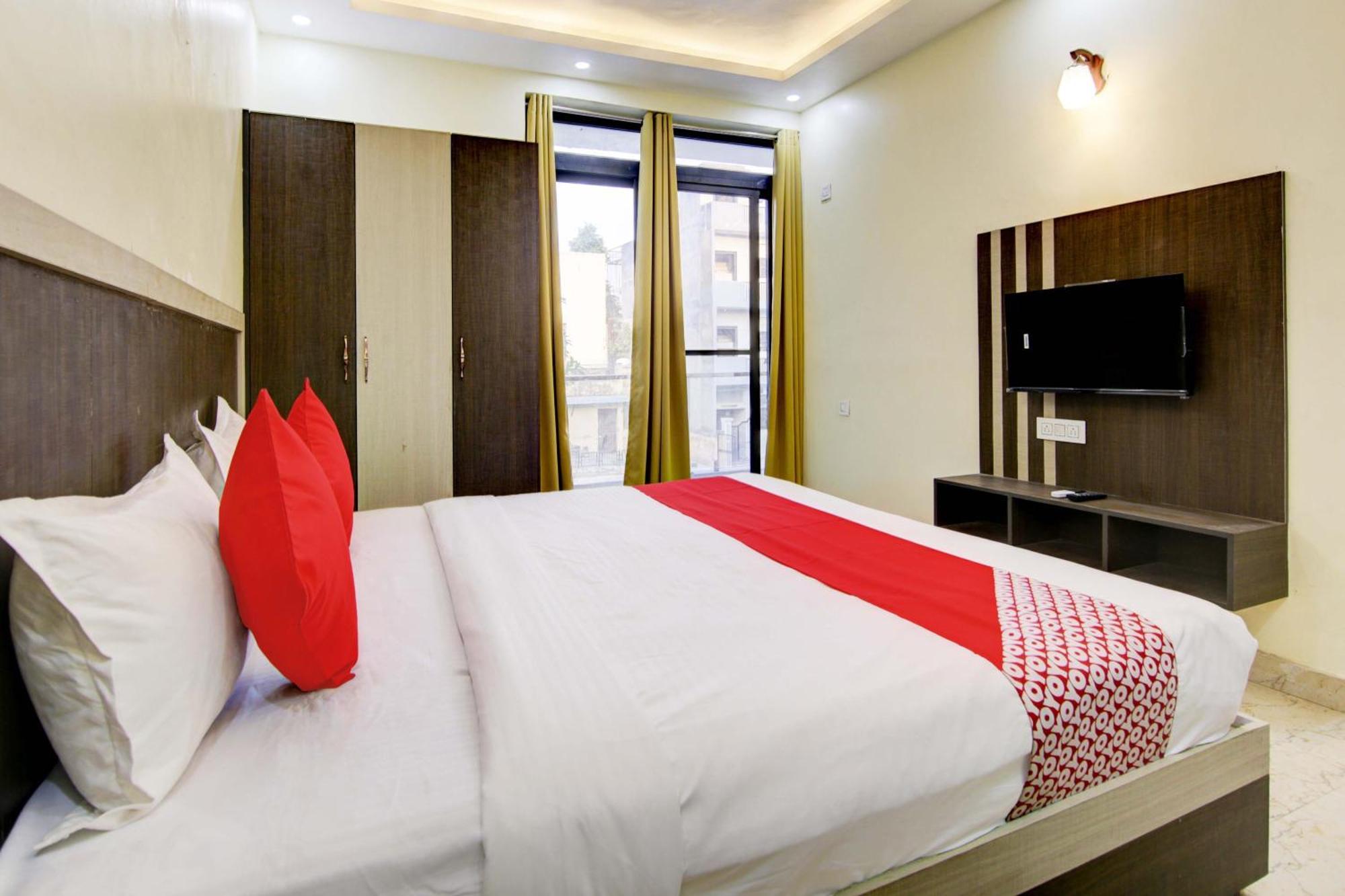 Oyo White House Hotell Noida Exteriör bild
