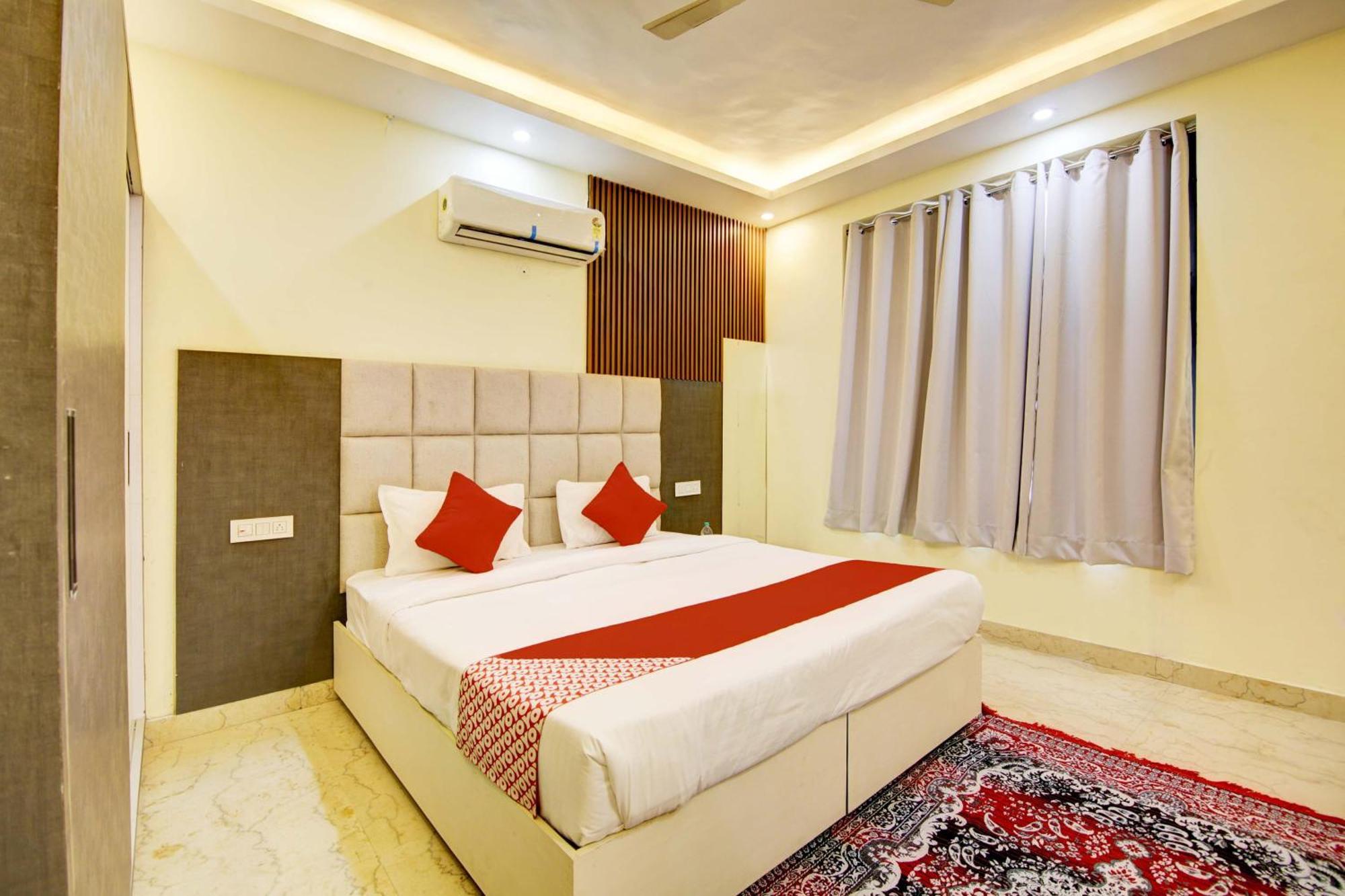 Oyo White House Hotell Noida Exteriör bild