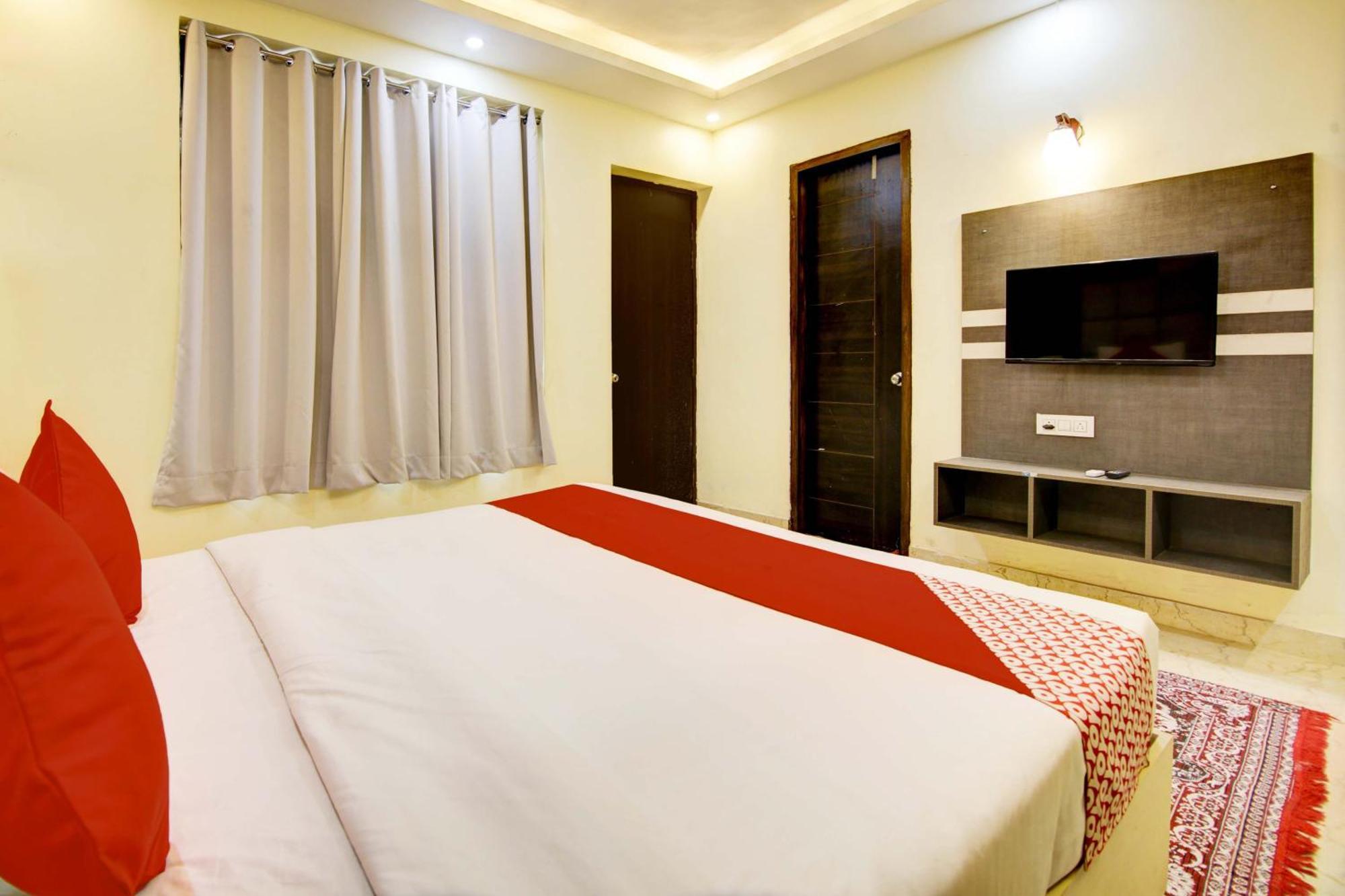 Oyo White House Hotell Noida Exteriör bild