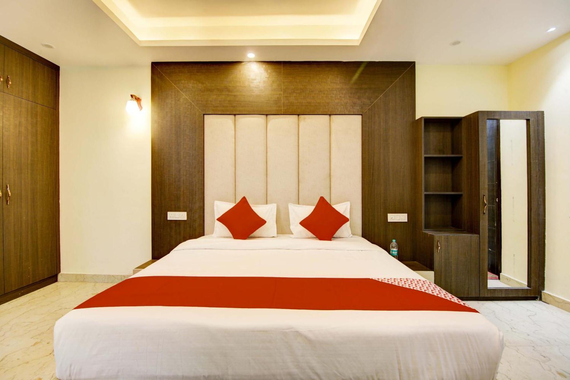 Oyo White House Hotell Noida Exteriör bild