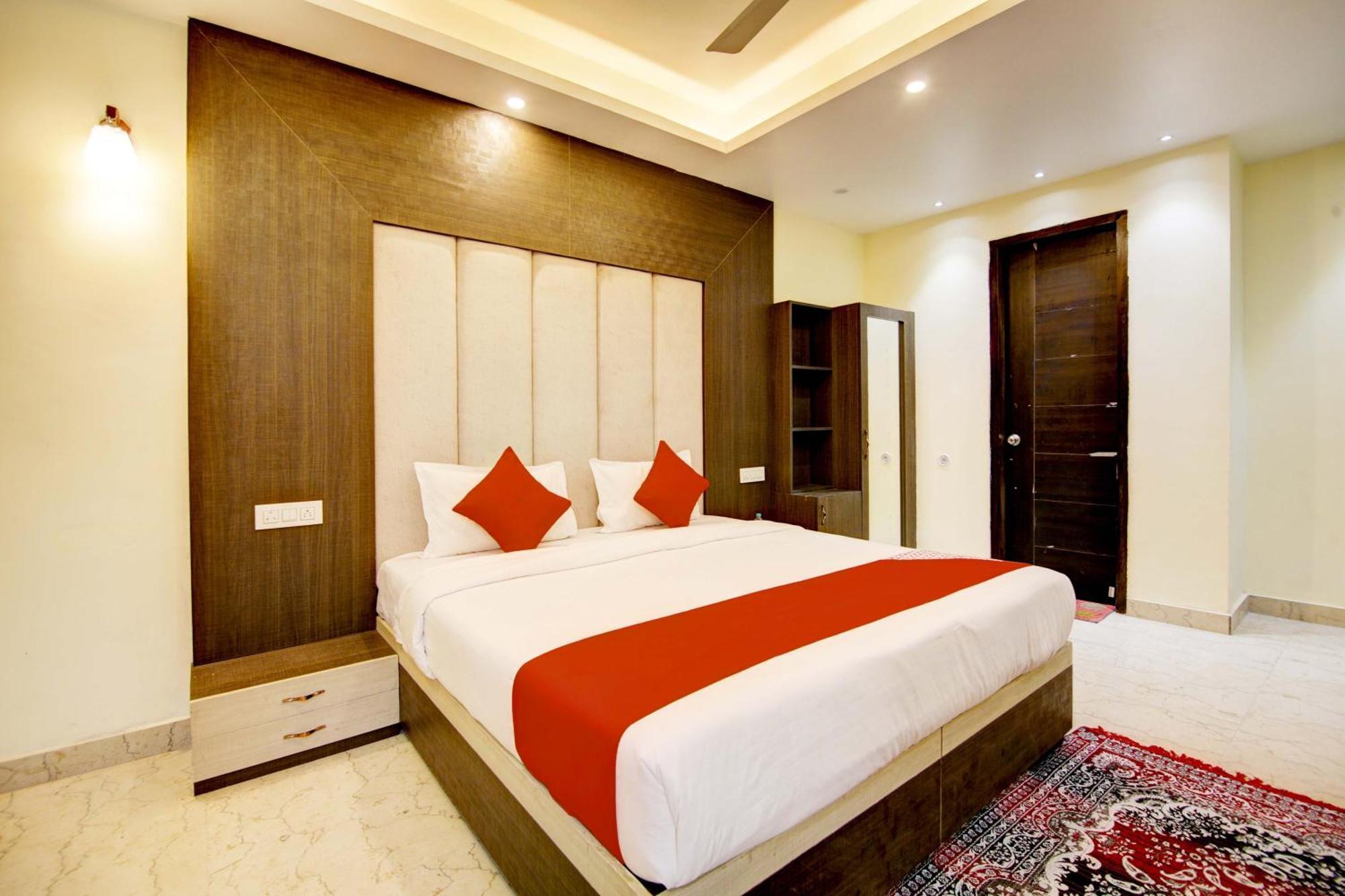 Oyo White House Hotell Noida Exteriör bild