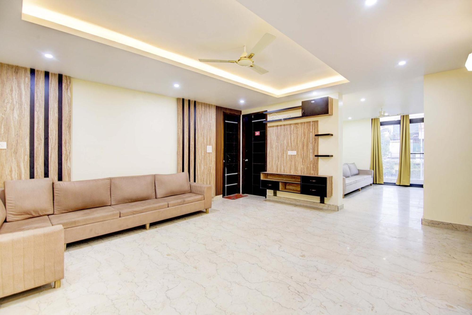 Oyo White House Hotell Noida Exteriör bild