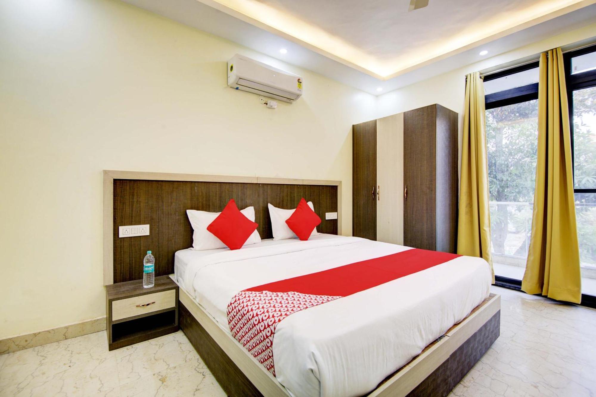 Oyo White House Hotell Noida Exteriör bild